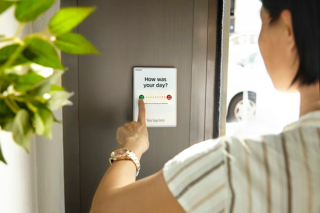 Customer feedback touchscreen kiosk collecting ratings in store, example use case for top survey apps